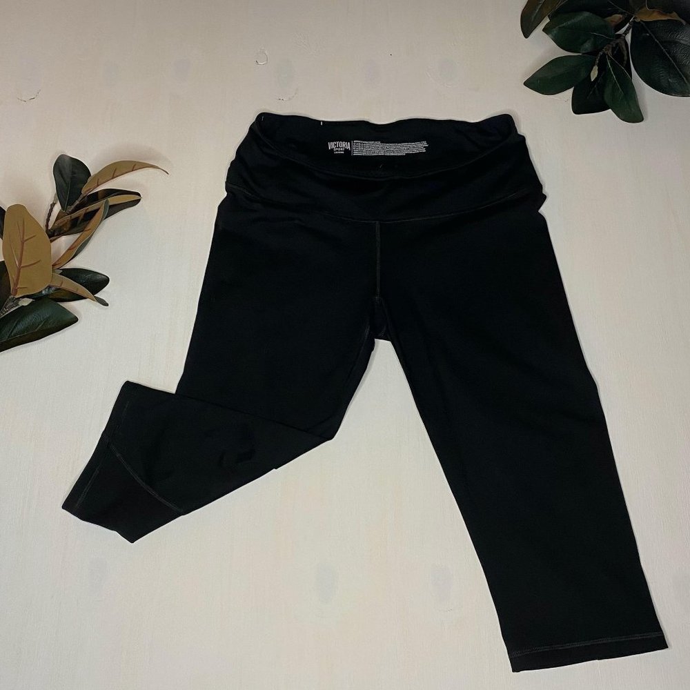 Victoria’s Secret black Knockout Capri Leggings